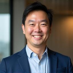 プロデューサーの山本健太氏のプロフェッショナルなポートレート